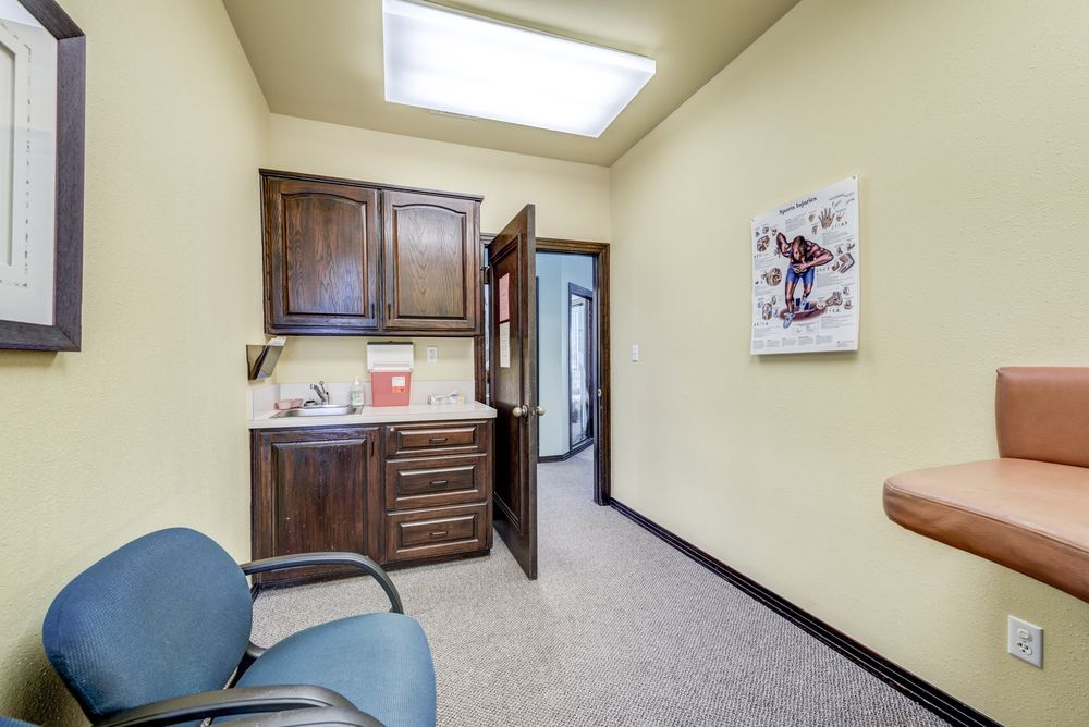 501 W Harwood Rd, Hurst, TX 76054